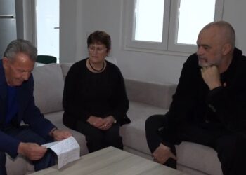 Marrin shtëpitë e reja, banori i ‘jep’ Ramës notën 10 për rindërtimin: Mirënjohje! Batuta e Kryeministrit: Ta bëjmë Shqipërinë si Thumana
