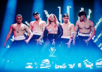 “Një skenë orgjie, femra në mes e rrethuar nga meshkujt”/ Wiwibloggs” analizon performancën e Ronela Hajatiti: Shqipëria e di ku është sekreti