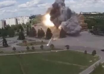 Rusia nuk ndalet nga ajri: Bombarduesi strategjik rrënon qendrën artistike në Ukrainë