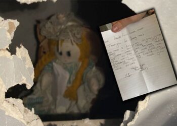 “I vrava pronarët sepse…”/ Mësuesi shokohet nga letra e gjakosur e vitit 1961 që gjen brenda murit të shtëpisë. Largohet familjarisht