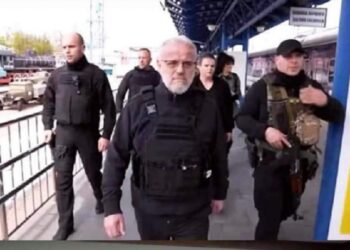 “Dhjetë deputetë në Ukrainë janë zhdukur”/ Kreu shqiptar i Kuvendit të MV ishte në frontin e luftës: Qetësia e Zelenskyt të bën përshtypje, po bënte plane për…!