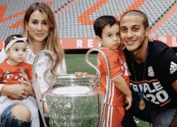 “Na sulmuan policët dhe hajdutët”, gruaja e yllit të Liverpool rrëfen tmerrin e finales së Champions