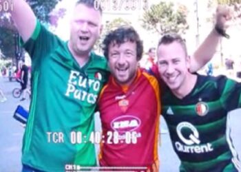 Një foto për gjuhën e paqes/ Mesazhi që përcjell futbolli, tifozët e Romës dhe Feynoord lënë pas rivalitetin
