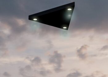 FOTO/ UFO-t më famëkeqe: “Trekëndëshi i zi” shihet duke qëndruar pezull mbi shtëpi për një orë