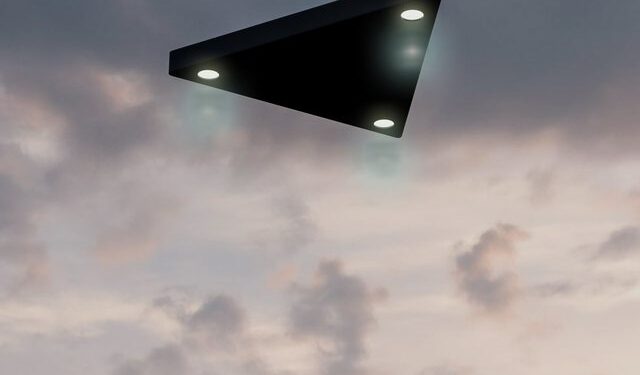 FOTO/ UFO-t më famëkeqe: “Trekëndëshi i zi” shihet duke qëndruar pezull mbi shtëpi për një orë