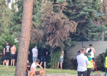 FOTOT/ E turpshme: Tifozët e Feyenoord urinojnë në mes të rrugës, vetëm 3 metra më tutje janë tualetet publike