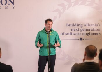 “Hoxton Academy” diplomon inxhinierët e parë në teknologjinë e Informacionit, Veliaj: Sfida jonë, të kemi 10 mijë kodues në Tiranë