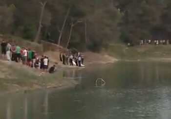 Loja që u kthye në tragjedi: Kapeshin pas një litari të lidhur në pemë e zhyteshin në liqen. Dy të miturit vëllezër s’ia dolën
