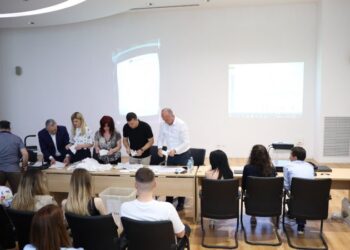 FOTOLAJM/ Anëtari i Këshillit voton kundër Arben Imamit dhe përcjell mesazhin në fletën e votimit: JO!