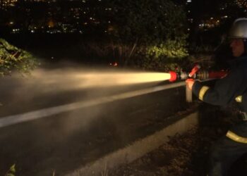 Tragjedia/ Përfshihet nga flakët qendra tregtare në kryeqytet, ndërrojnë jetë 27 persona