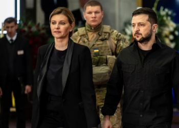 FOTO/ Pas tre muajsh luftë presidenti Zelensky takohet për herë të parë me bashkëshorten e tij