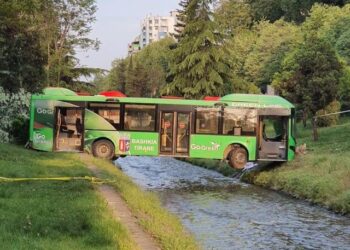 Çfarë ndodhi në aksidentin e ‘çuditshëm? Prokuroria nis hetimet për autobusin që përfundoi në Lanë, ja pistat dhe ‘betimi’ i shoferit