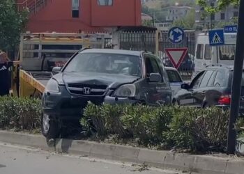 Aksident në rrugën Fier-Patos/ Makina me targa greke hyn kundravajtje, shkakton “kaos” te mjetet e tjera. Ja dëshmia e tij në Polici