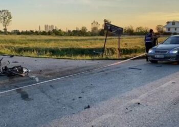 Tragjike/ Aksident i rëndë në Fier, “Audi” përplaset me motoçikletën, humb jetën një person