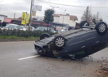 “Jetëgjati s’bëhet jetëshkurtër”/ Aksident i rëndë në Librazhd: Makina kthehet përmbys, 3 familjarë nisen me urgjencë në spital