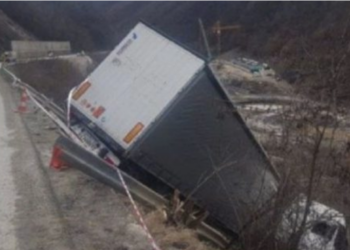 Emri/ U hodh nga kamioni të shpëtonte pasi ju prishën frenat, humb jetën 35-vjeçari në Has