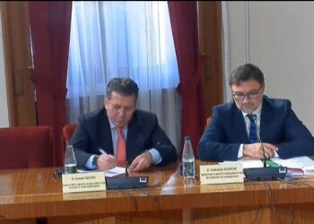 U ul në tryezë me PS pa pyetur fare grupin, Alibeaj mesazh deputetëve: Do diskutojmë së shpejti për Presidentin e ri