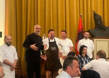 Në tavolinë Rama/ Totti shijon byrekun me groshë në Tiranë, shefat lezhjanë gatuajnë për finalistët e Conference League