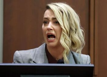 “Njerëzit duan të më vrasin”/ Amber Heard mes lotëve në gjyq: Johnny më kërcënoi duke më…!