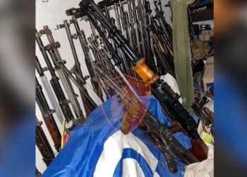 Arsenal armësh të mbështjellë me flamurin e PD/ Sot u çuan për gjykim, si u zbulua baza me armatime e grupit të vrasësve