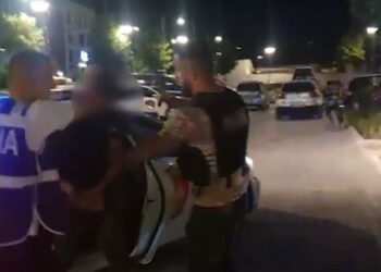 Si përfundoi në pranga 35-vjeçari i shpallur në kërkim/ Policia “mësyn” shtëpinë, i gjenden 4 pako me kanabis
