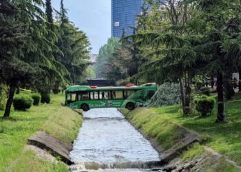 Veliaj: Autobusi në Lanë do shndërrohet në instalacion, por do zhvendoset përkohësisht për t’u riparuar