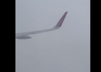 VIDEO/ Avioni niset nga Tirana dhe goditet nga rrufeja, rikthehet në pistë