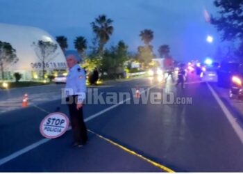 FOTOT/ Një mjet në lëvizje qëllon drejt “ML”-së në Lezhë, ja detajet e para!