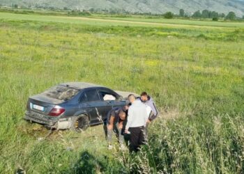 Benzi humb kontrollin dhe del jashtë rruge/ Dy persona përfundojnë në spital