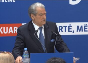 Berisha tjetër sulm SHBA-ve: Mbështet plaçkitësit që vjedhin natën dhe ditën thërrasin ‘Rroftë Amerika’