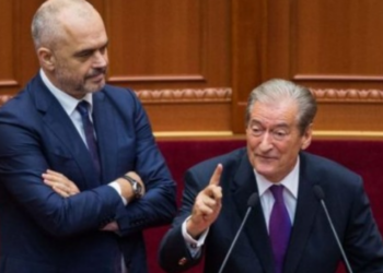 “Ramës nuk i rrihet në Shqipëri, me taksat e shqiptarëve udhëton”/ Berisha shfrenon fantazinë: I dalin firmat natën si hekura