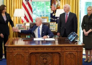 Biden nënshkruan urdhrin, përshpejtohet procesi i dërgimit të armëve në Ukrainë: Mbështesim luftën…!