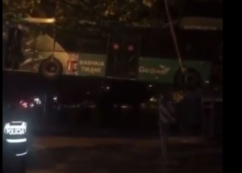 VIDEO/ Zhvendoset autobusi që ra në Lanë, Veliaj: Do të rikthehet si instalacion