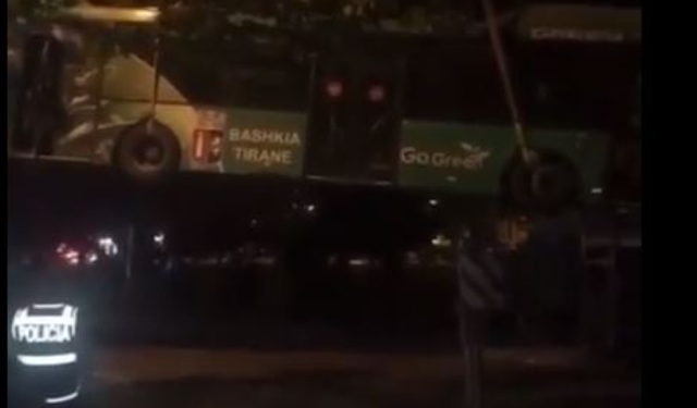 VIDEO/ Zhvendoset autobusi që ra në Lanë, Veliaj: Do të rikthehet si instalacion