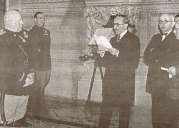 FOTO/ “Kurora e Skënderbeut në Romë”/ Studiuesi Auron Tare: Kryeministri shqiptar, Shefqet Bej Vërlaci duke lexuar mesazhin për Viktor Emanuelin e Tretë