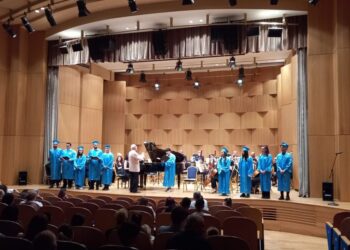Mjeshtër Zhani Ciko dirigjon “UET  Voices” në një koncert talentesh. Një himn dhe për Ukrainën