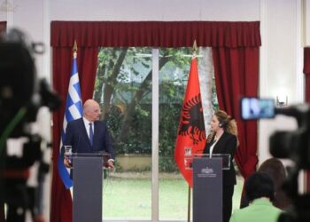 Vizita e Dendias/ VOA: Ministri i jashtëm grek kërcënon Shqipërinë nëse ngre çështjen çame