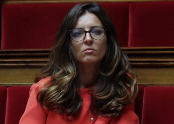 FOTOT/ Deputetja jep dorëheqjen mga mandati, u kap “mat” duke blerë të brendshme… 2 mijë euro