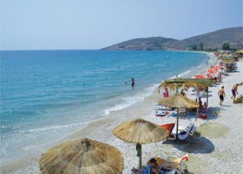 ‘The Guardian’ përfshin Shqipërinë në 40 plazhet më mahnitëse në Europë: Vizitoni Qeparon, fshatin magjik që ofron relaks dhe aventurë