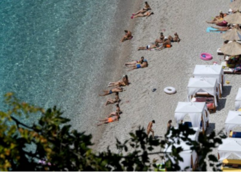 Deti shqiptar josh për të huajt/ Fluks turistësh në Shkodër dhe Velipojë