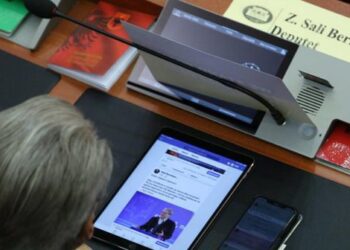 FOTO/ Të gjithë “sy e veshë” te Zelenzky kur po fliste në Parlament, Berisha mendjen tek ‘Facebook’