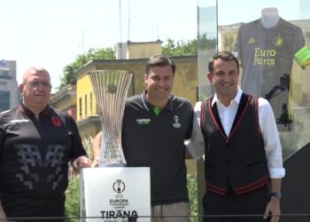 Duka dhe Veliaj bëhen bashkë, prezantojnë trofeun e Conference League në sheshin “Skënderbej”