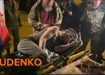 Nis evakuimi nga fabrikat e çelikut Azovstal, nxirret ushtari i parë i plagosur