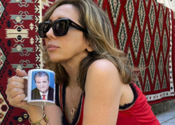 FOTOT/ ‘E dërguara’ e Berishës pranë Trump ngre dolli shëndeti me filxhanin e Berishës. Dhe me foton e Enver Hoxhës…!