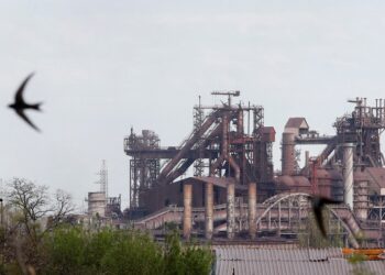 Lufta në Mariupoli/ Evakuohen civilët e parë nga fabrika e çelikut në qytetin e rrethuar nga rusët. 1000 banorë strehohen ende në të