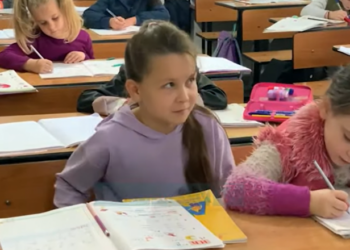 Fëmijë ukrainas mësojnë në Vlorë/ Familjet e shpërngulura nga lufta gjejnë mbështetje në shkollë