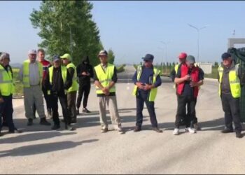 “Kemi mbetur si peshku pa ujë”/ S’kanë marrë rrogat prej 4 muajsh, punëtorët e incineratorit të Fierit dalin sërish në protestë