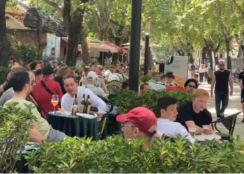 Holandezët “zaptojnë” lokalet e Tiranës/ Ja ‘shtrojnë’ me këngë dhe birra