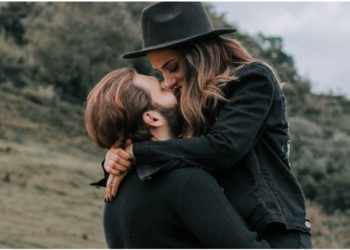 Dashuri dhe ngrohtësi/ 4 shenjat e Horoskopit që “vdesin” për çdo gjë romantike