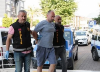 Horrori i pedagogut të Ekonomisë/ Babai u pret fytin 2 fëmijëve, plagos  bashkëshorten